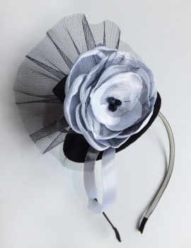 Шляпка с белым цветком на обруче