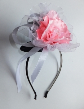 Шляпка с розовым цветком на обруче